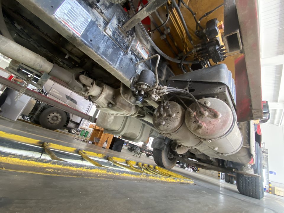 Concrete pump truck · فحص على الرافعة