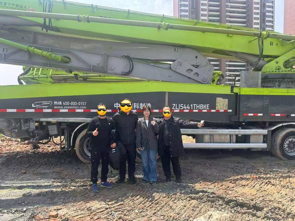 6 × concrete pump trucks, one order · زيارة العميل للساحة