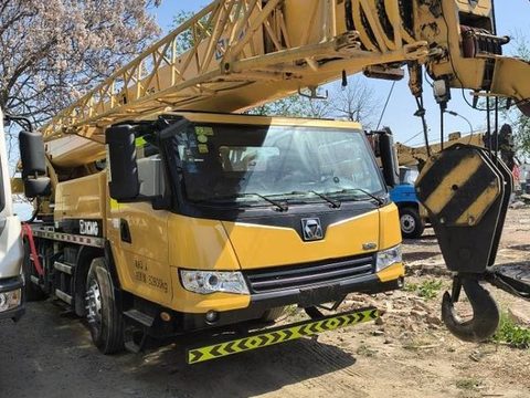 Grúa sobre camión XCMG 25 t 2017