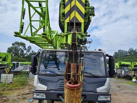 Grúa sobre camión Zoomlion 35 t 2023