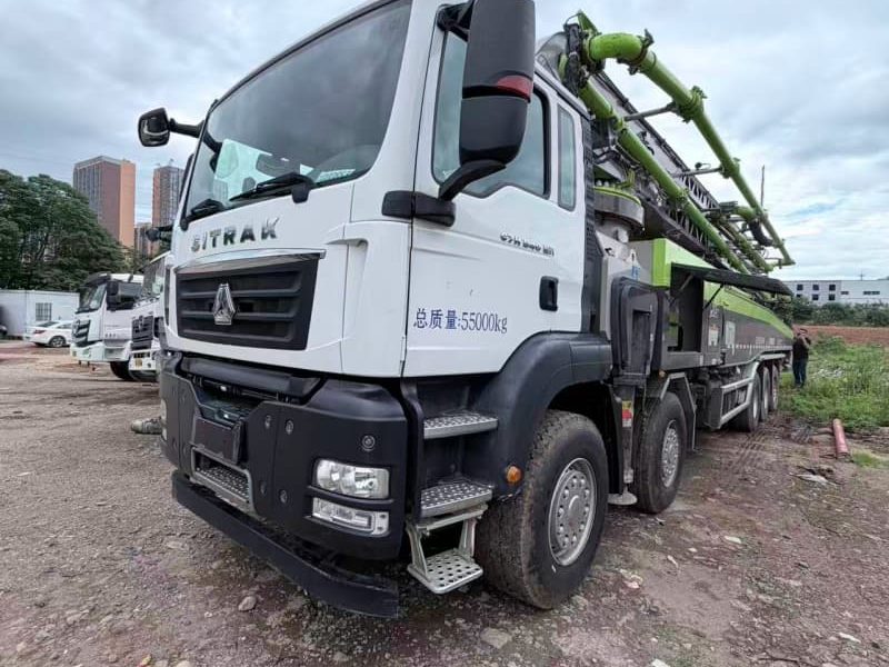 2023 Zoomlion 70 m pump truck · Sitrak 10*5