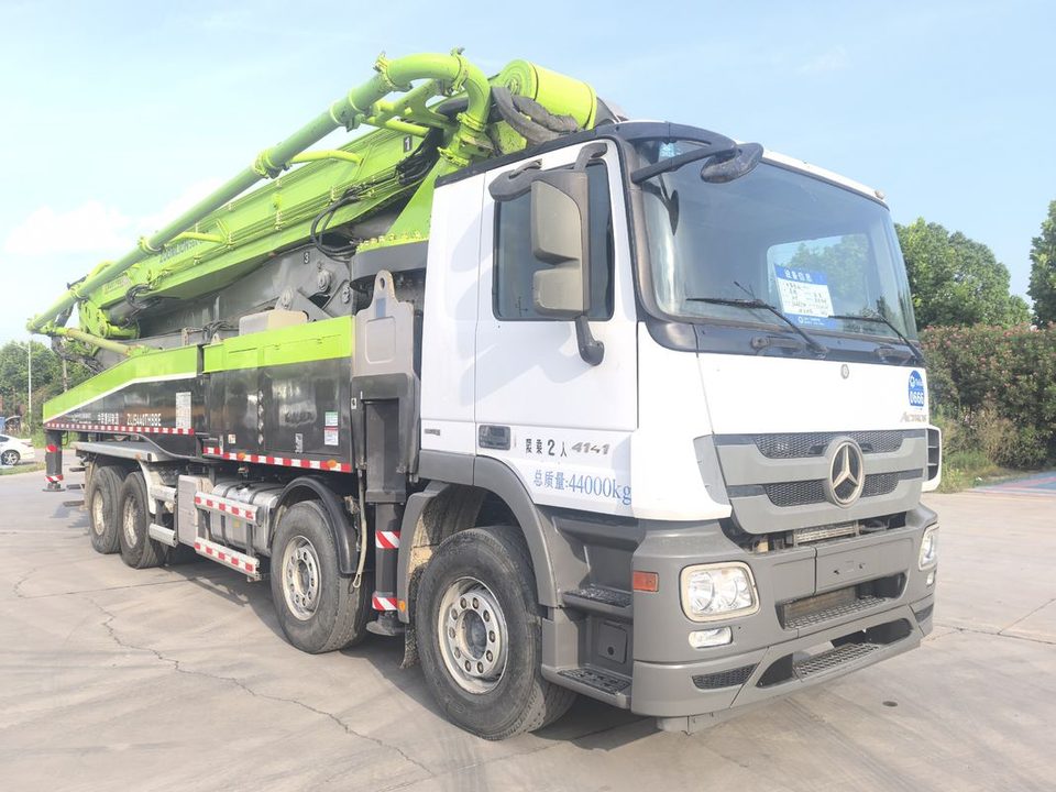 2018 Zoomlion 56 m pump truck · Mercedes-Benz
