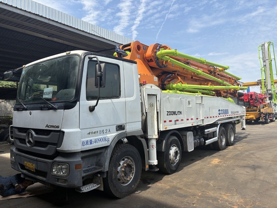 2013 Zoomlion 52 m pump truck · Mercedes-Benz