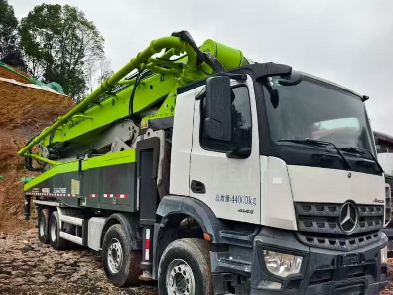 2021 Zoomlion 56 m pump truck · Mercedes-Benz