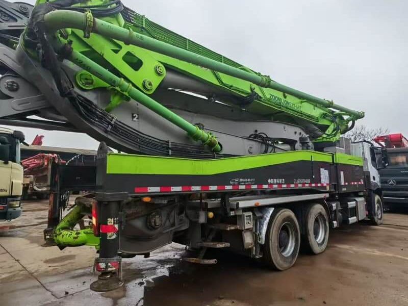 2020 Zoomlion 52 m pump truck · Mercedes-Benz