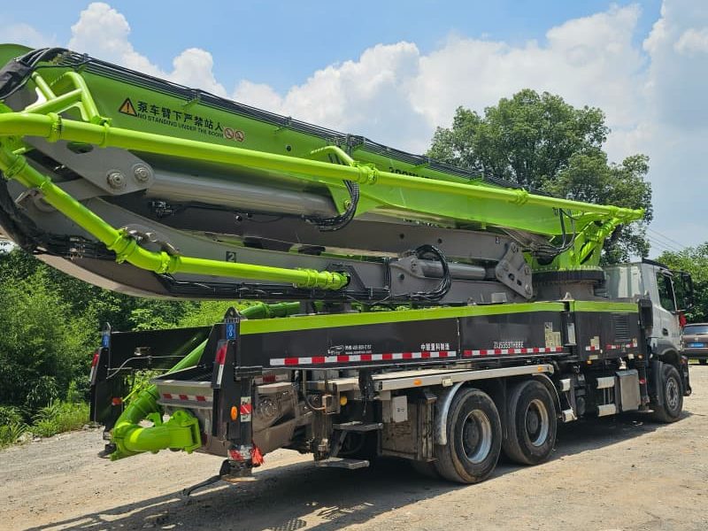2021 Zoomlion 52 m pump truck · Mercedes-Benz