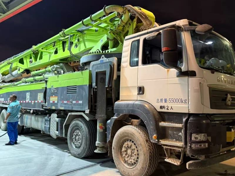 2022 Zoomlion 70 m pump truck · Sitrak 10*5