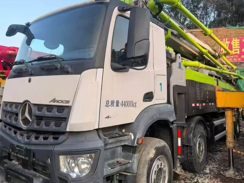 2021 Zoomlion 56 m pump truck · Mercedes-Benz