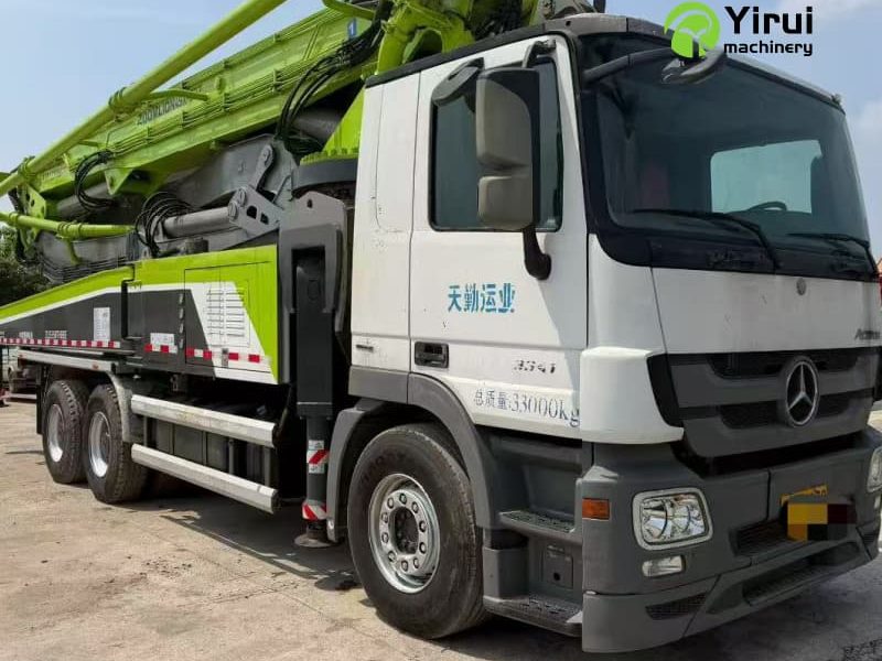 2018 Zoomlion 49 m pump truck · Mercedes-Benz