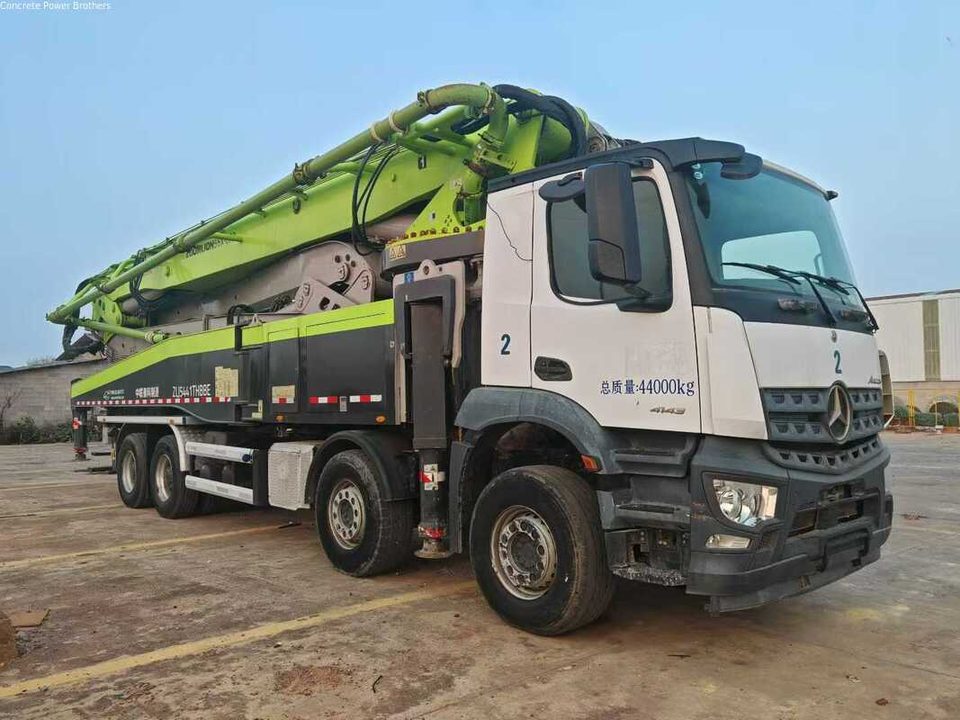 2021 Zoomlion 56 m pump truck · Mercedes-Benz
