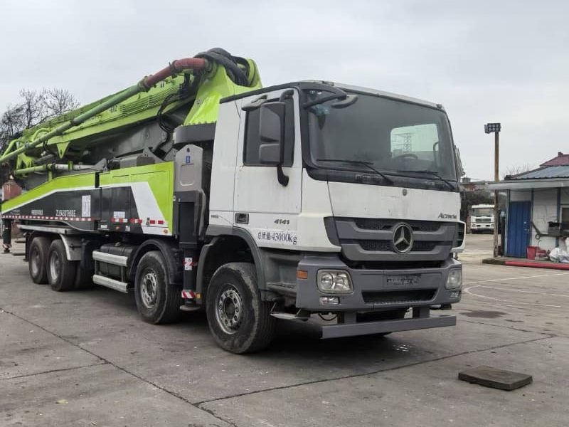 2017 Zoomlion 52 m pump truck · Mercedes-Benz 4141