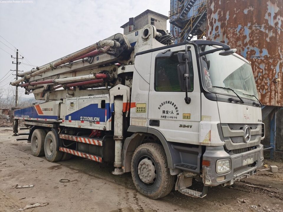 2011 Zoomlion 47 m pump truck ·