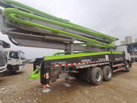 Pompe Zoomlion 47 m · 2012 · châssis