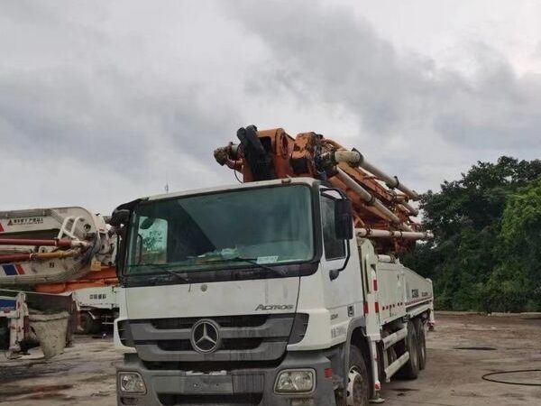 2014 Zoomlion 49 m pump truck ·